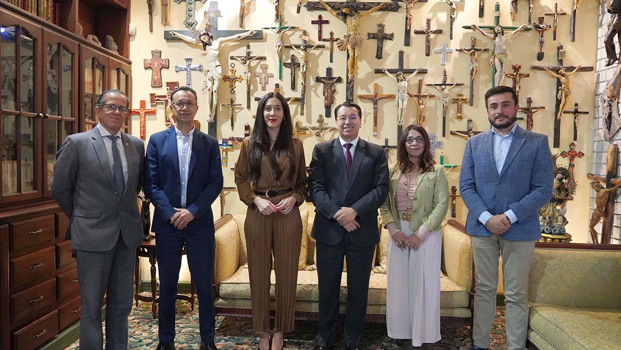 (De izq.) Fernando Moscoso, Fernando Pesántez, Edelmira Ferri, P. Juan Cárdenas, Ximena Palacios y Juan Pablo Salgado