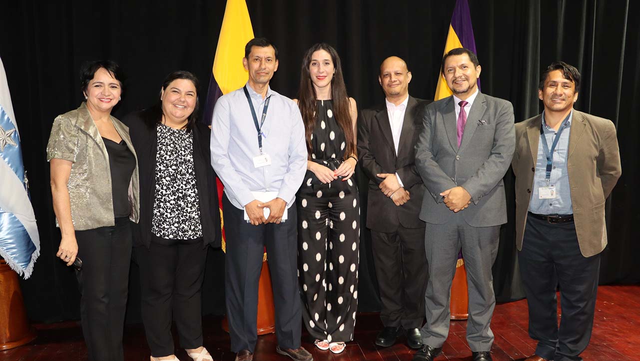 Docentes y autoridades de la sede Guayaquil junto a Edelmira Ferri (c)