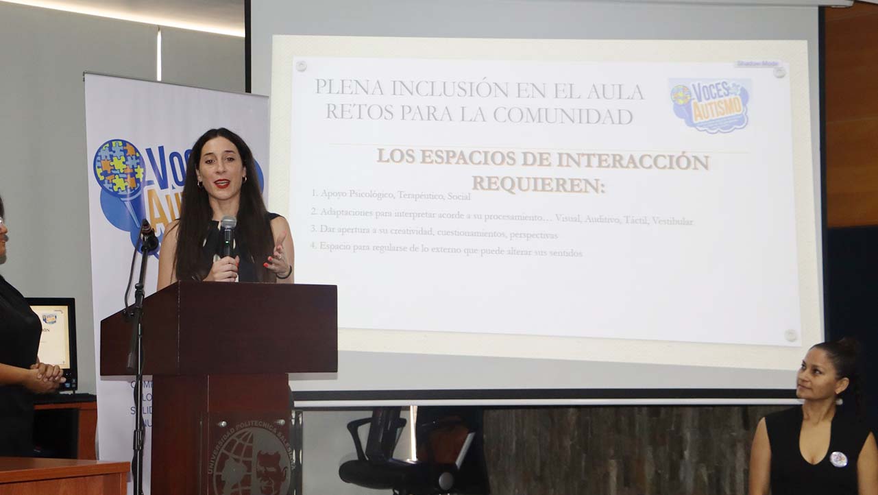 Edelmira Ferri durante su ponencia en la sede Guayaquil