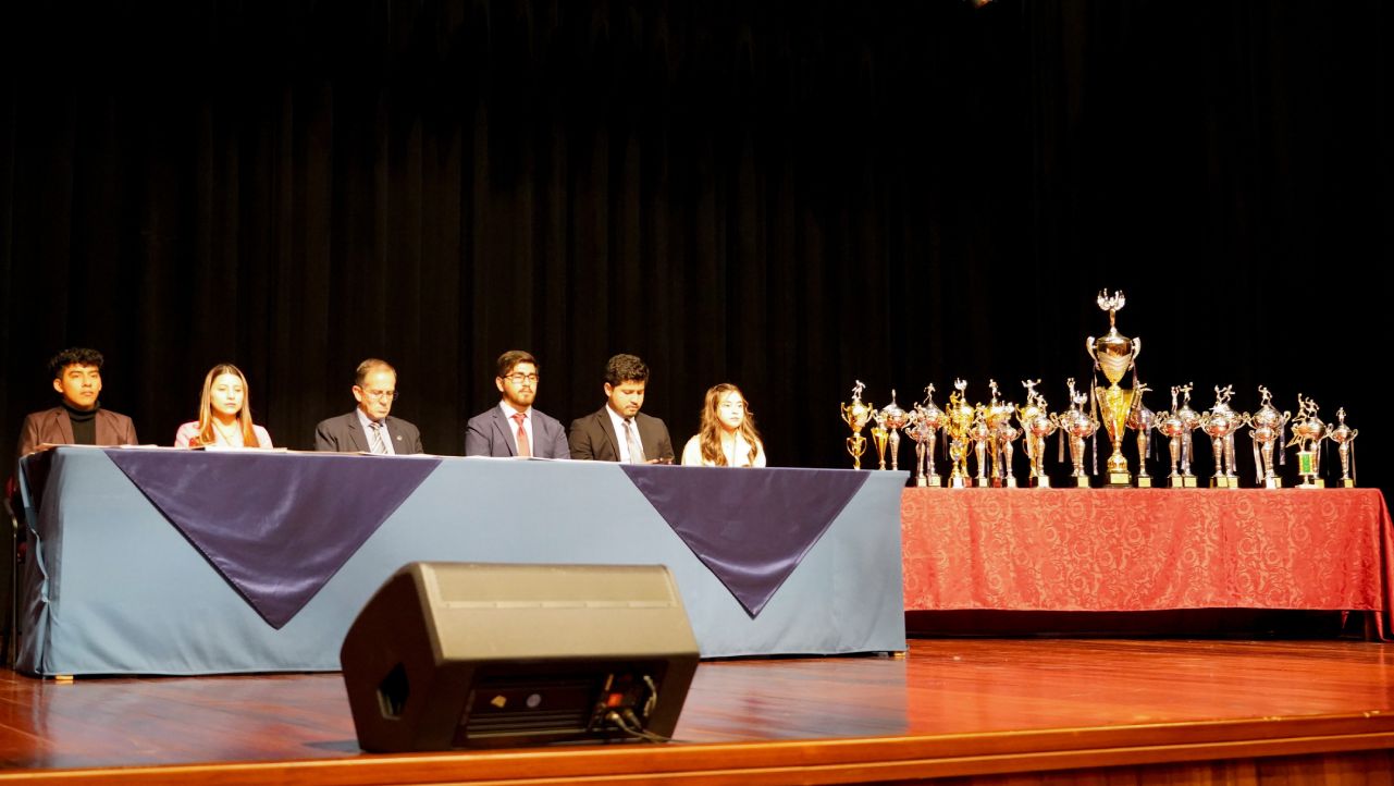 Mesa directiva conformada por autoridades y miembros de la FEUPS