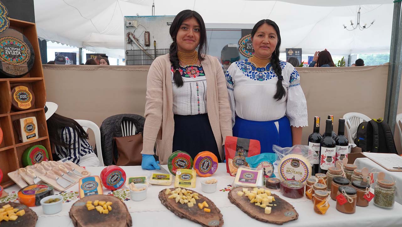Representantes de la empresa de queso Zuleta durante la feria