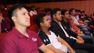 Estudiantes de la carrera de durante la conferencia 