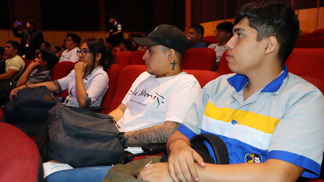 Estudiantes de la carrera de durante la conferencia 