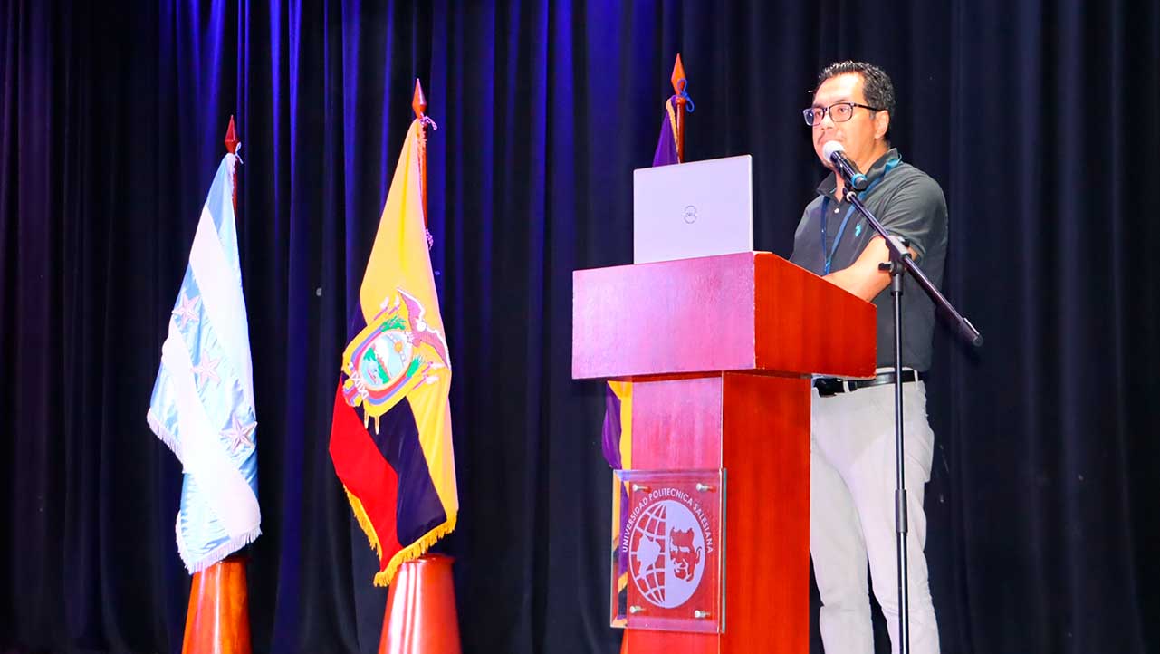 Renato Fierro durante la bienvenida a los estudiantes