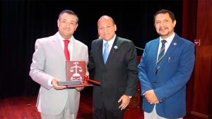 (De izq.) Dr. Iván Saquicela, Byron Pérez y Raúl Álvarez durante la entrega de un presente