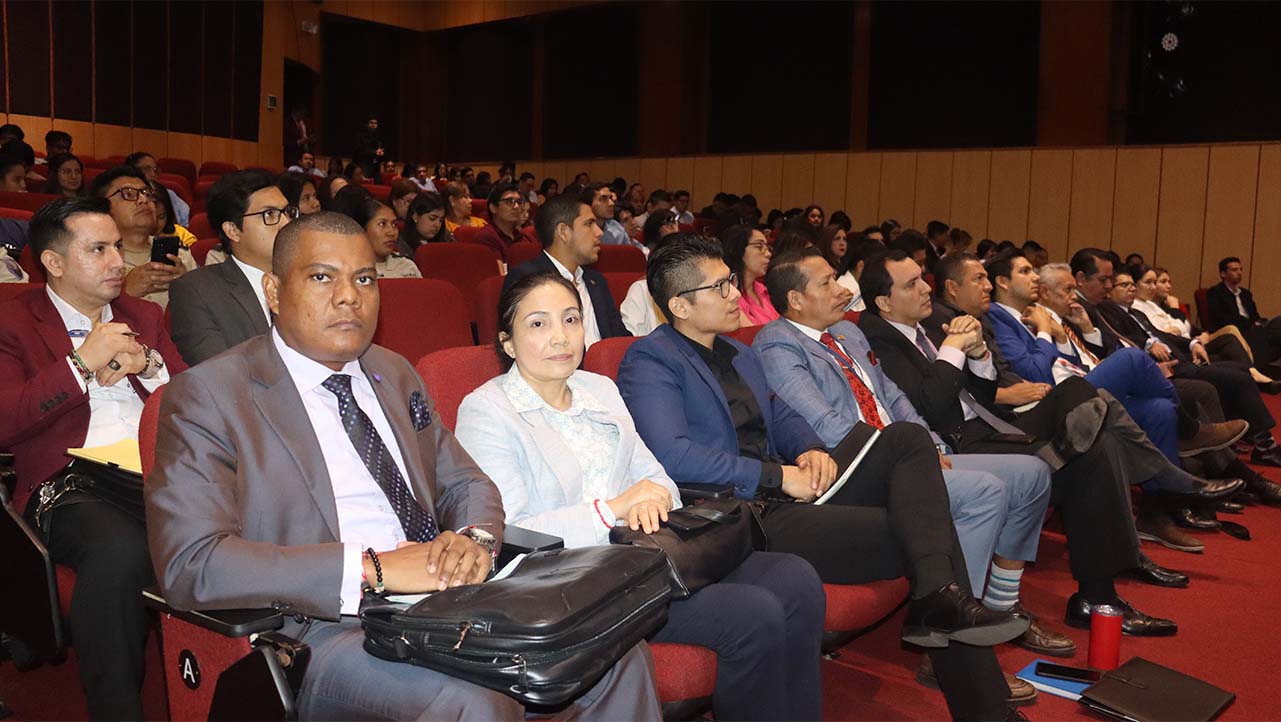 Asistentes y profesionales en la rama del Derecho durante el conversatorio