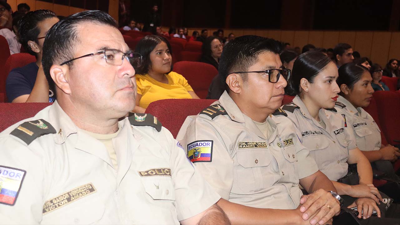 Asistentes y profesionales en la rama del Derecho durante el conversatorio