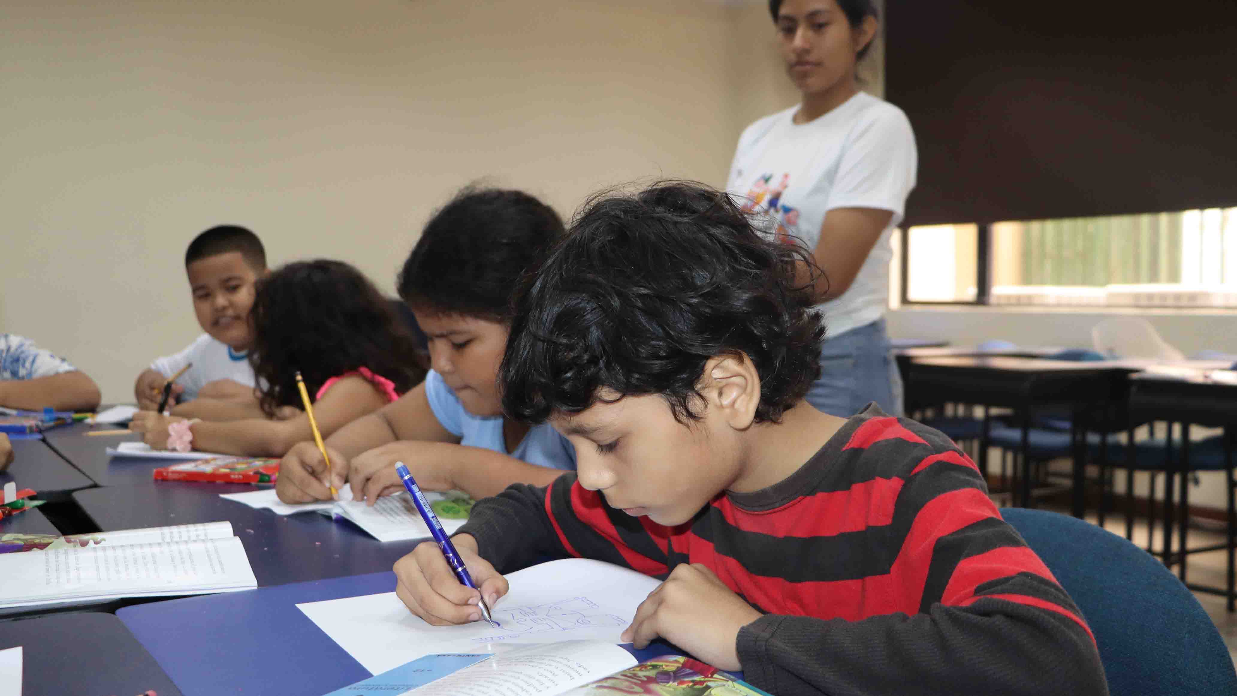 Estudiantes de Educación Básica de la sede Guayaquil lideran proyecto para contribuir al desarrollo integral y la sostenibilidad ambiental del Barrio Cuba 