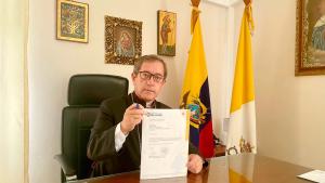 Mons. Patricio Bonilla firma el convenio entre la UPS y Vicariato Apostólico de las Galápagos