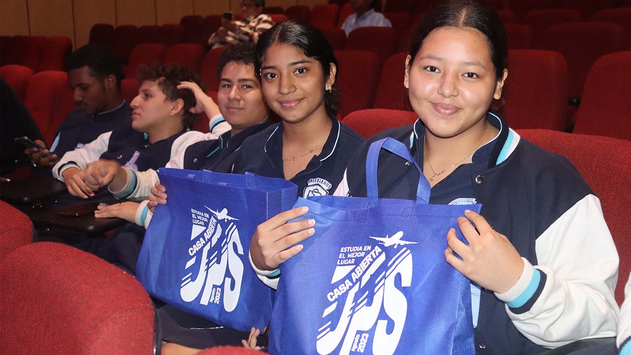 Grupo de estudiantes durante las capacitaciones