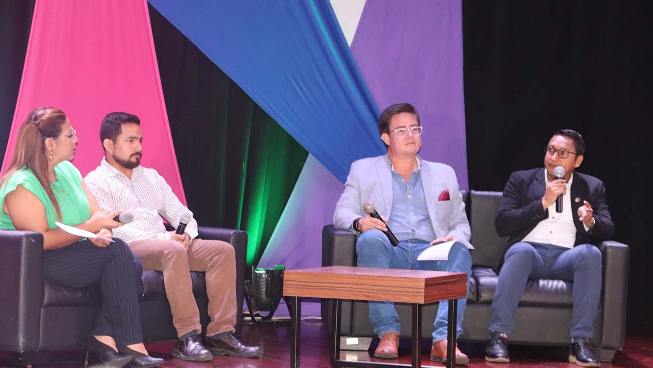 Conversatorio realizado durante el evento cultural