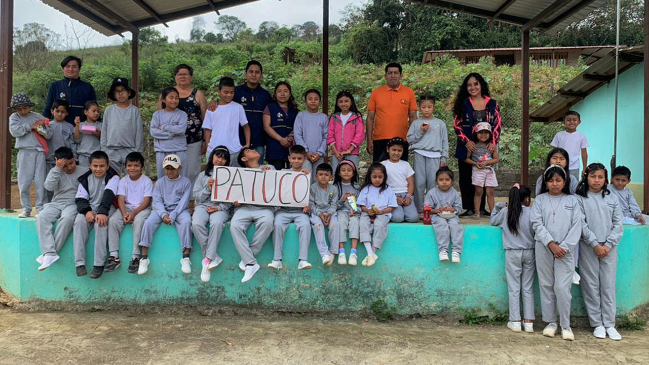 Estudiantes participan en varias actividades en la comunidad de Patuco en la ciudad de Loja