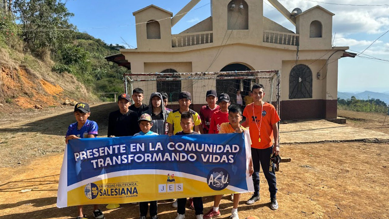 Niños participan de actividades deportivas a cargo de estudiantes voluntarios de la sede Cuenca