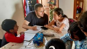 Voluntarios Misioneros refuerzan la enseñanaza a niños de varias comunidades.