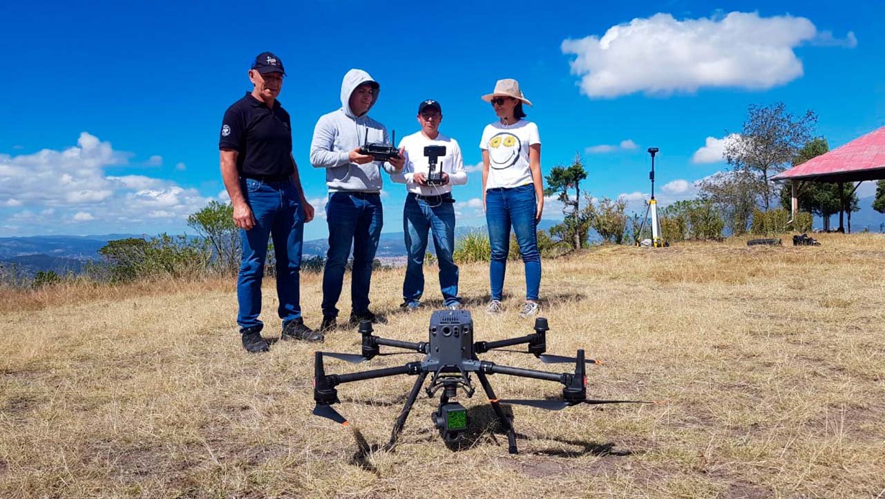 Docentes investigadores durante prueba de Dron