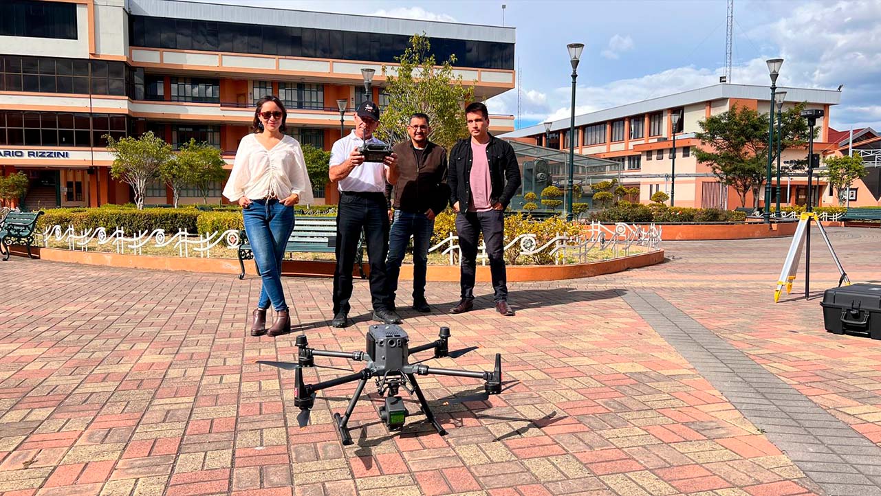 Docentes investigadores durante prueba de Dron