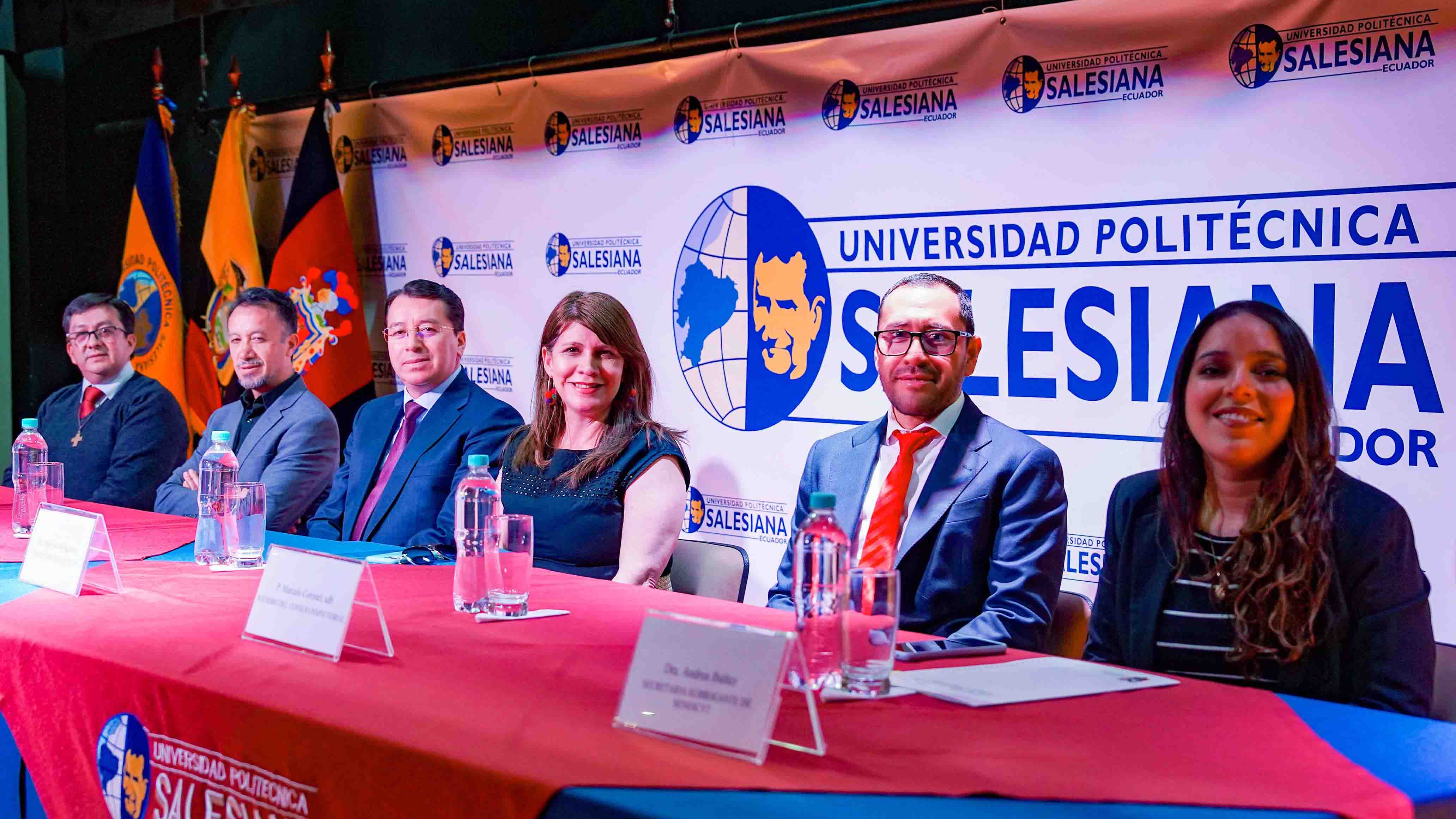 de izq. a der. P. Robert García, Fernando Pesántez, P. Juan Cárdenas, María Sol Villagómez, P. Marcelo Coronel, Andrea Ibáñez.