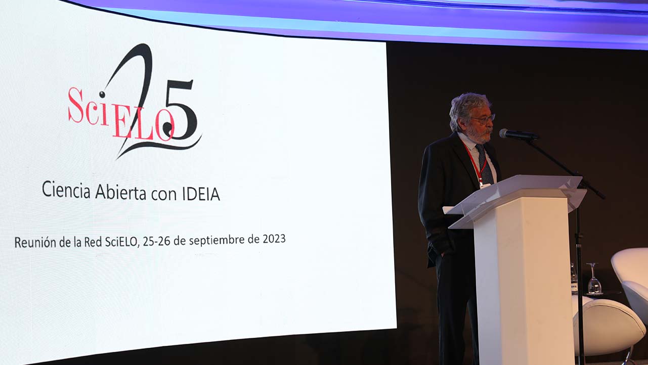 Abel Packer, Coordinador del Programa ScieELO durante su discurso de bienvenida a la conmemoración de los 25 años