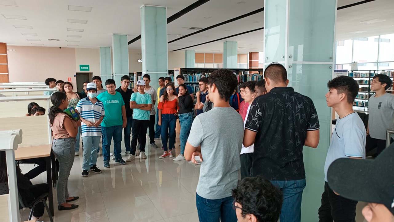 Students in the university library located in our branch campus in Guayaquil