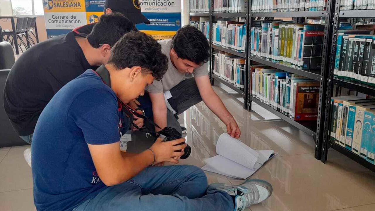 Estudiantes en la Biblioteca universitaria de la sede Guayaquil