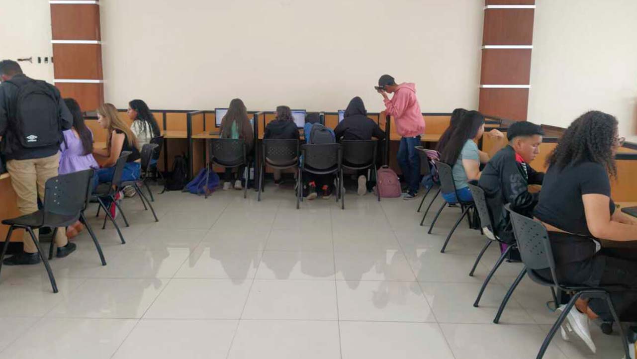 Estudiantes en la Biblioteca universitaria de la sede Guayaquil