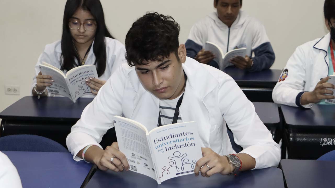 Estudiantes leen la obra: