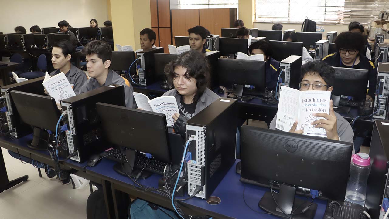 Estudiantes leen la obra: 