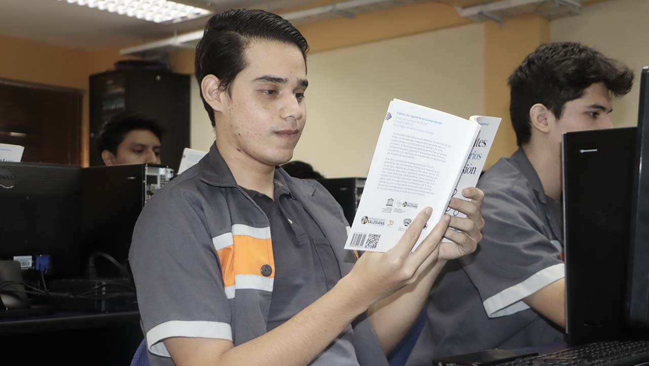 Estudiantes leen la obra: 