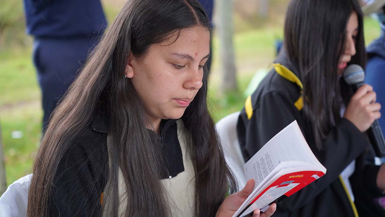 Estudiante lee un libro de poesía