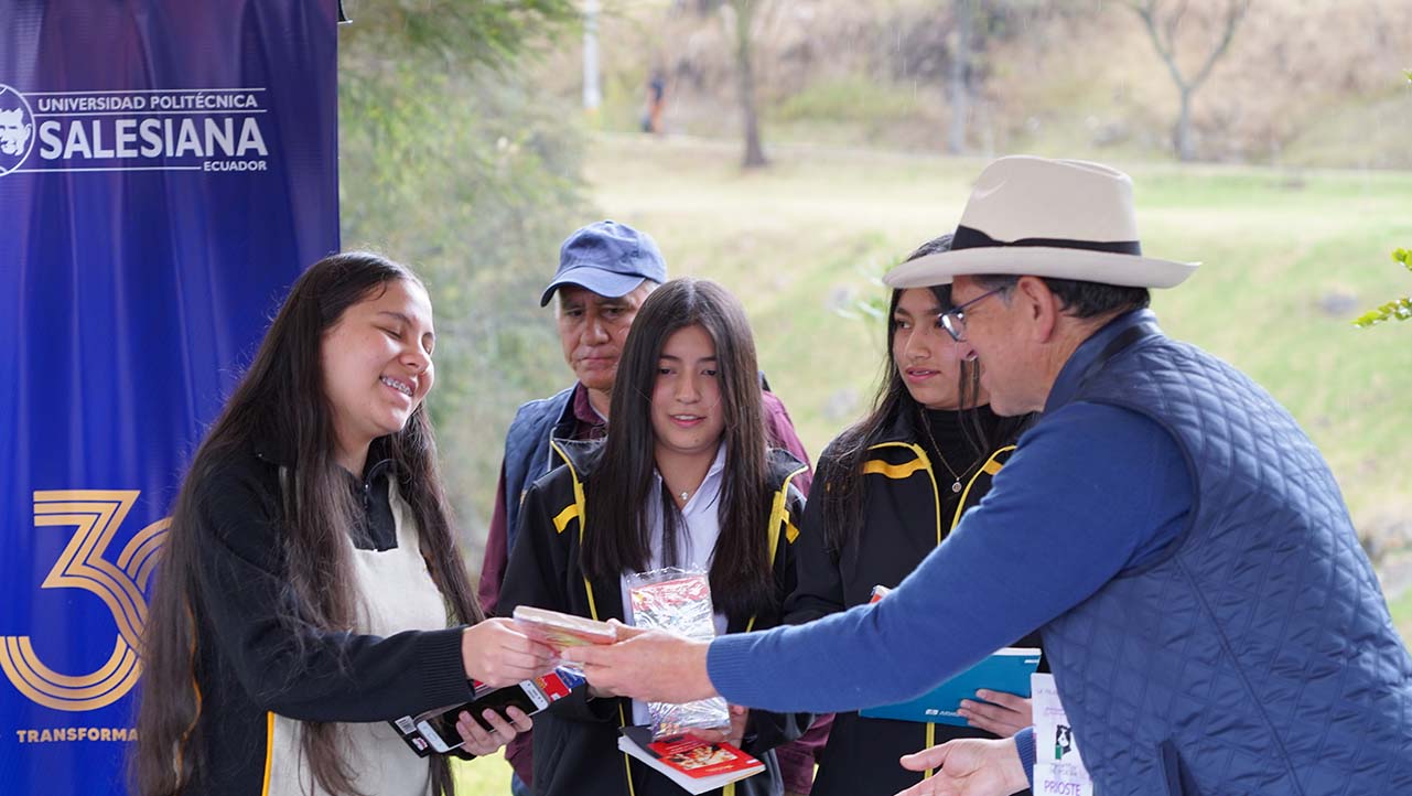 Entrega de libros a estudiantes de la UPS y UCACUE