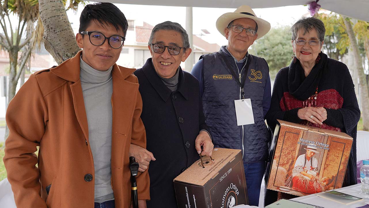 Estudiantes junto a reconocidos escritores y poetas de la ciudad y del país
