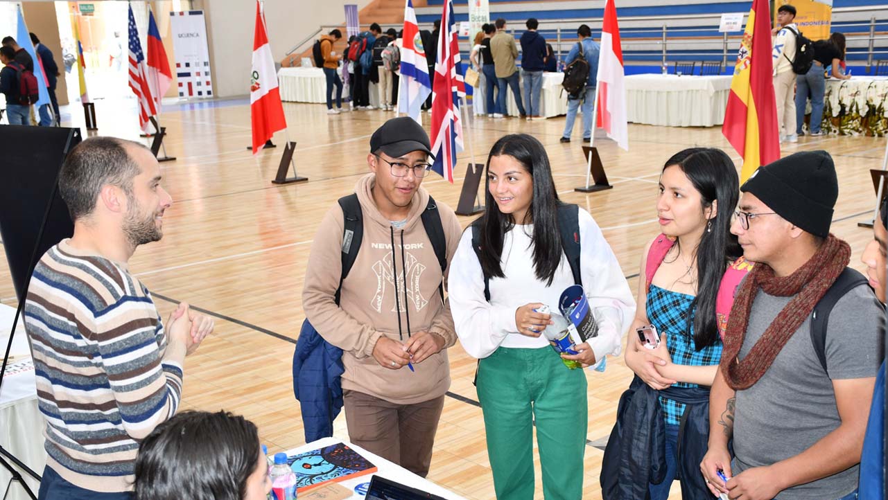 Stands de invitados brindan información a estudiantes asistentes a la feria de internacionalización universitaria