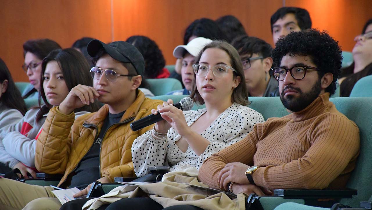Estudiantes solventan sus dudas sobre las becas ofrecidas