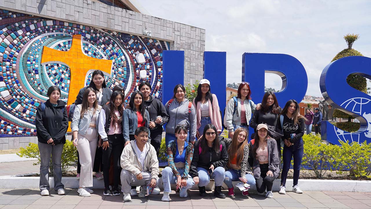 Grupo de estudiantes asistentes feria de internacionalización universitaria