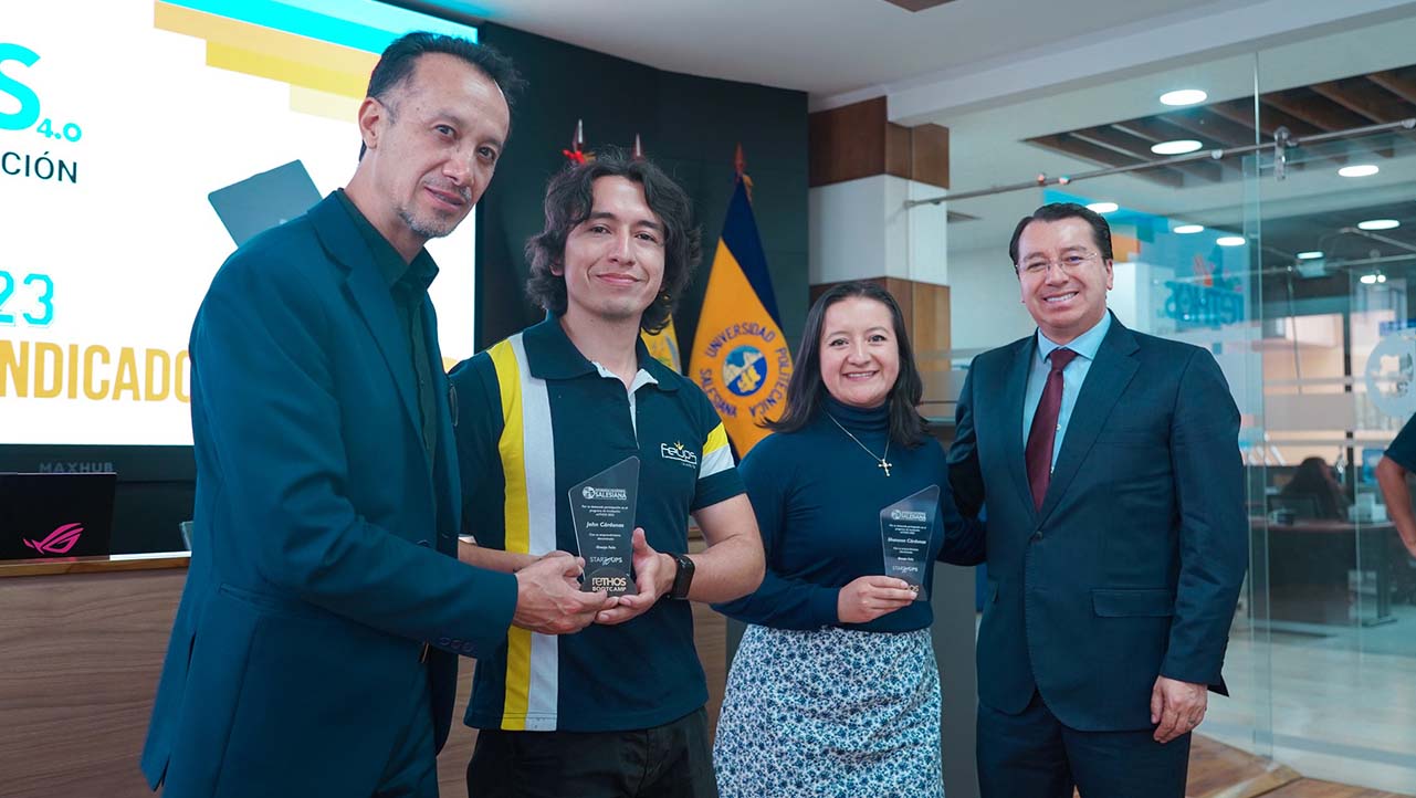 Entrega de reconocimiento a los participantes de esta nueva edición 