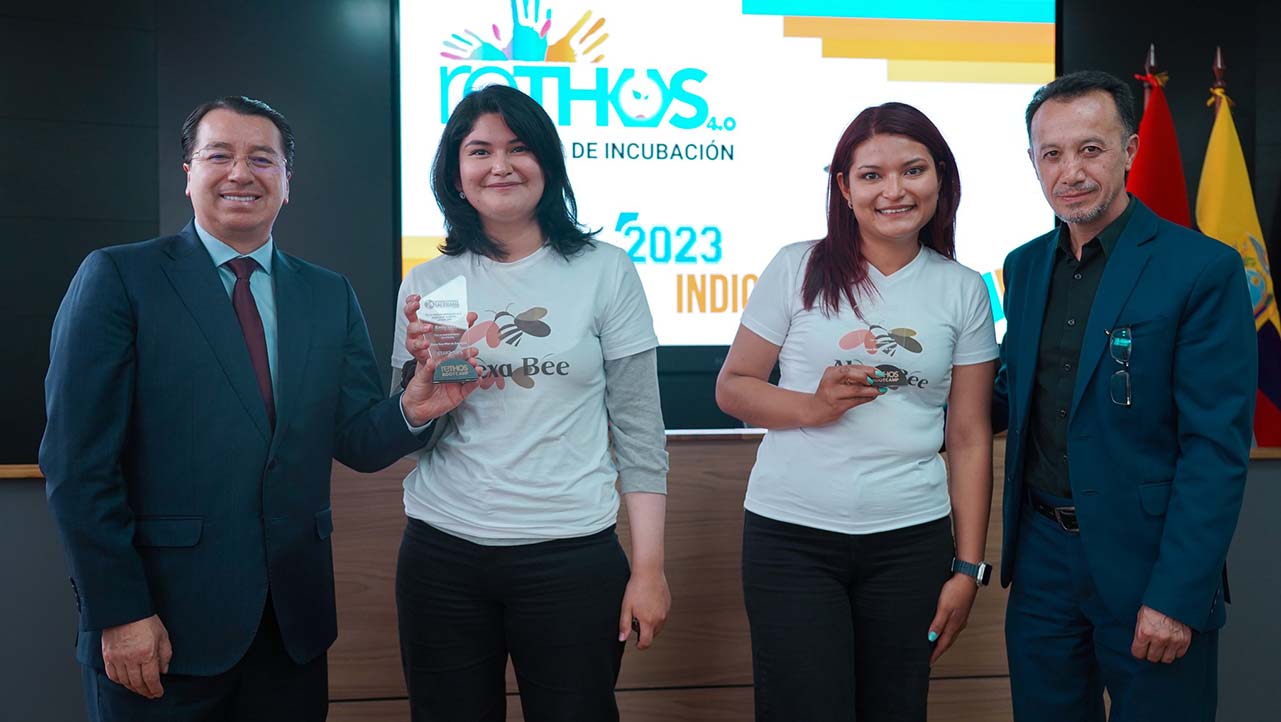 Entrega de reconocimiento a los participantes de esta nueva edición