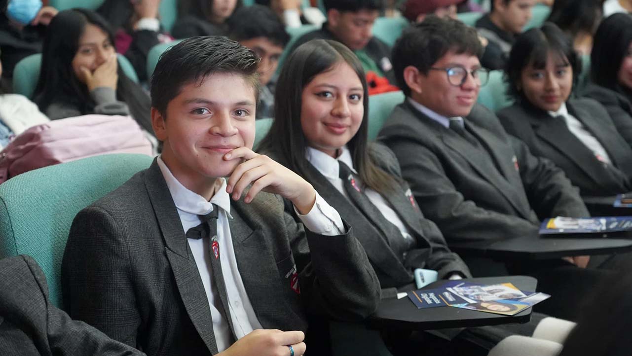 Jóvenes de bachillerato durante el ciclo de conferencias