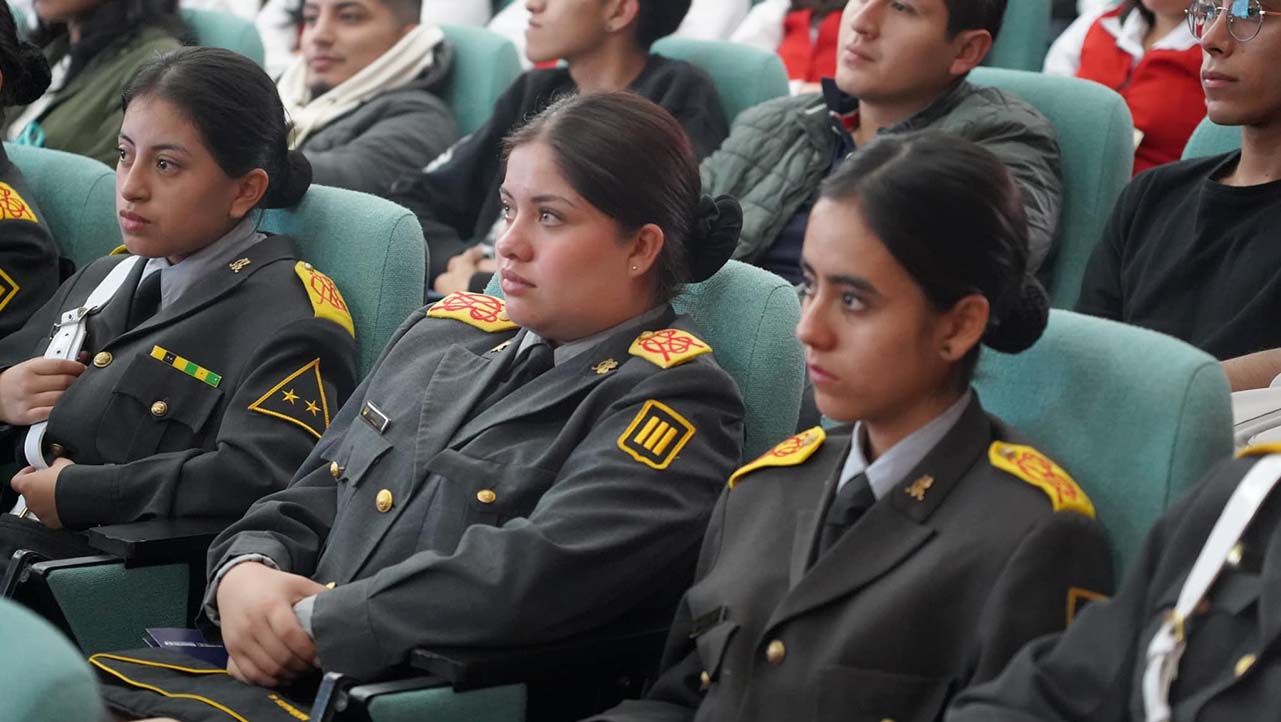 Jóvenes de bachillerato durante el ciclo de conferencias