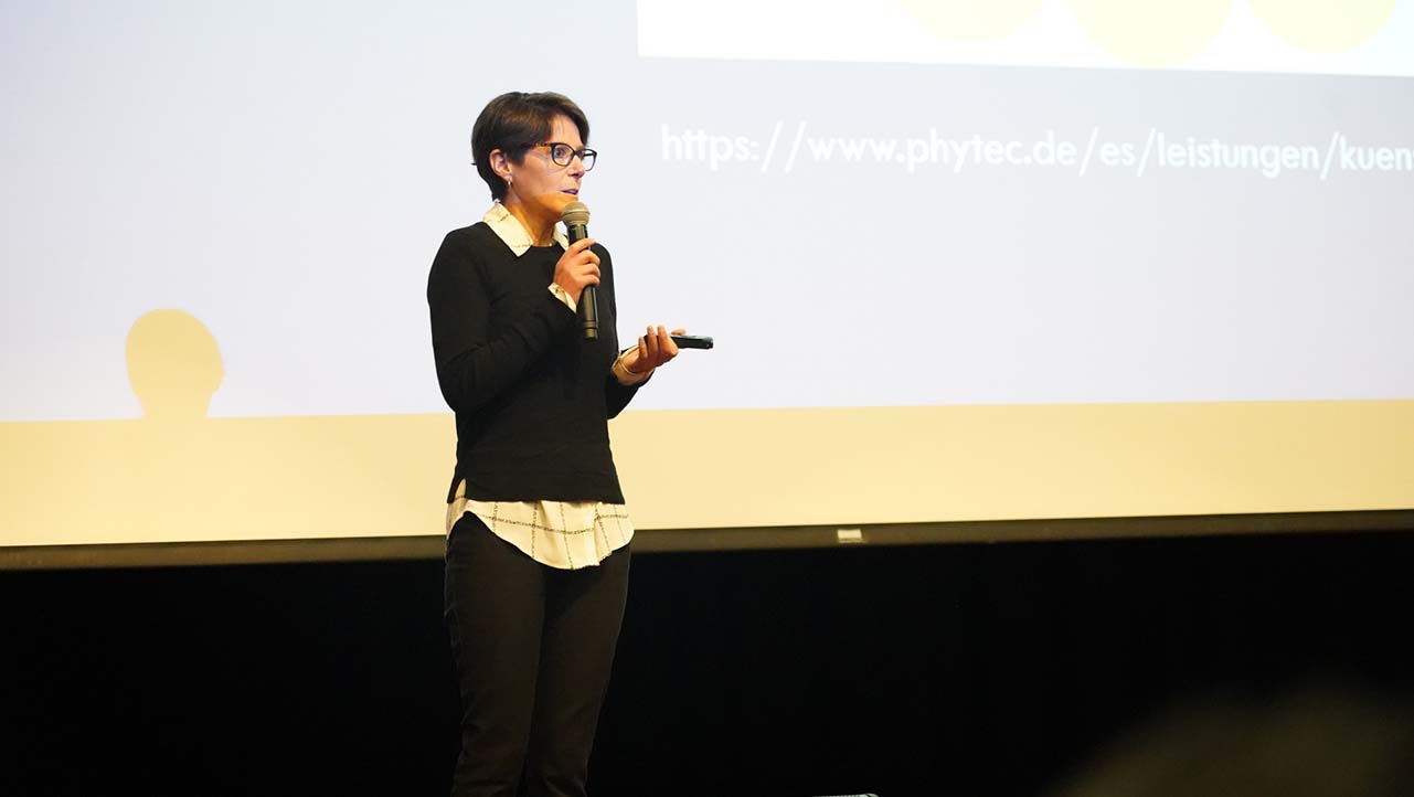 Ana Cecilia Piedra, expositora del ARCOTEL durante su conferencia