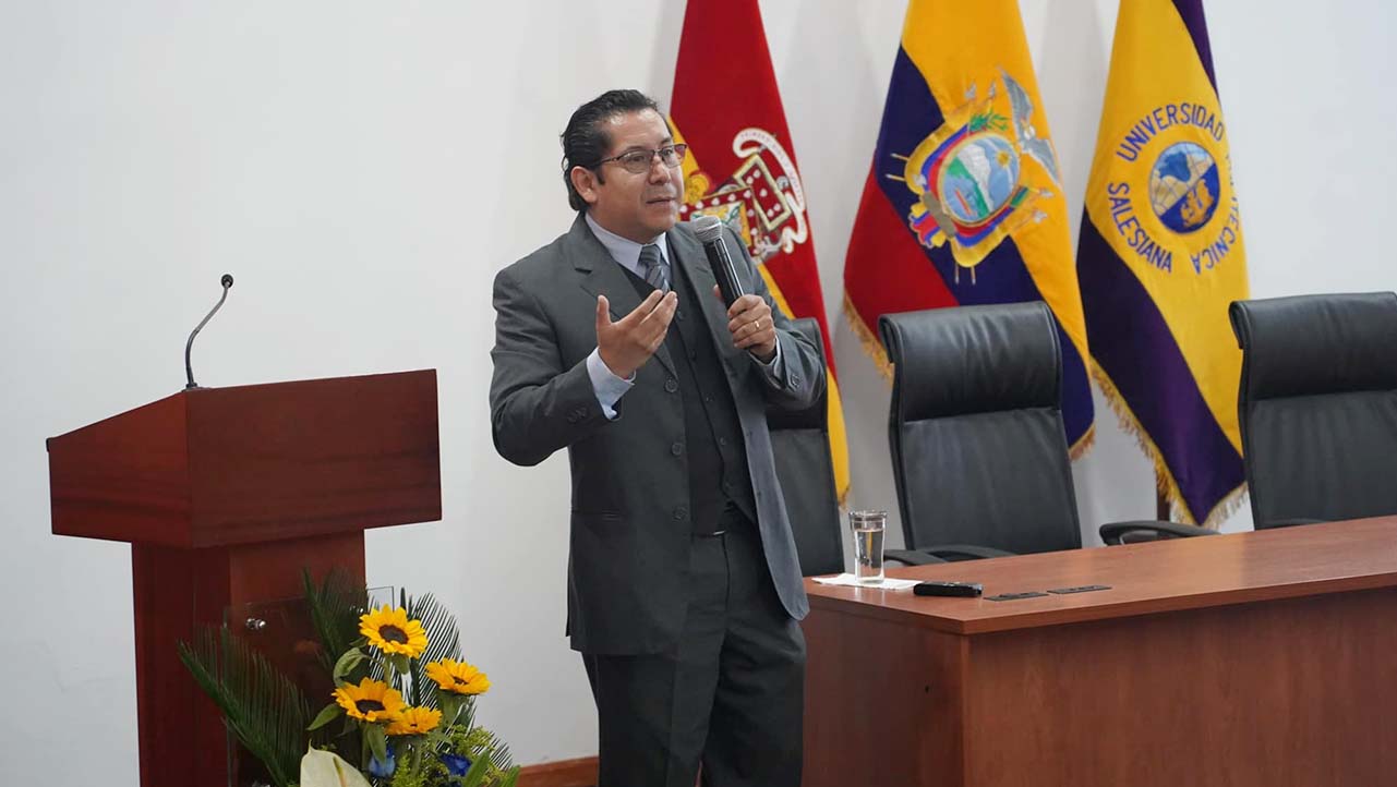 Walter Velásquez expositor durante conferencia