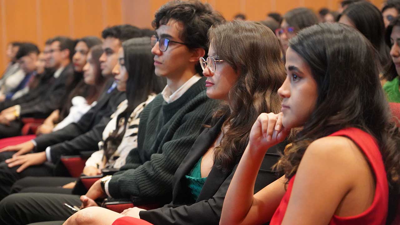Estudiantes participan durante la Rendición de Cuentas y Posesión de la Nueva Directiva de la FEUPS