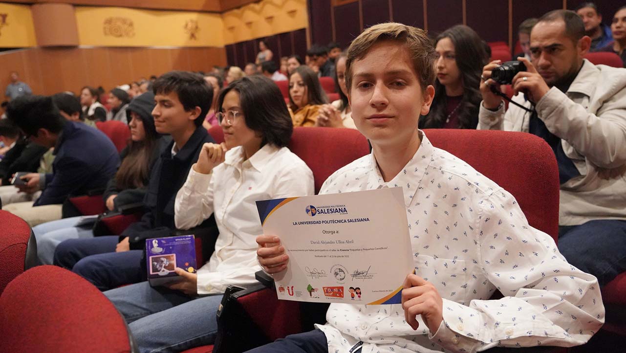 Estudiantes reciben certificados por finalizar los talleres de Pequeños Científicos
