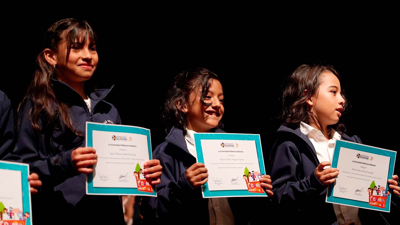 Estudiantes reciben certificados por finalizar los talleres de Pequeños Científicos