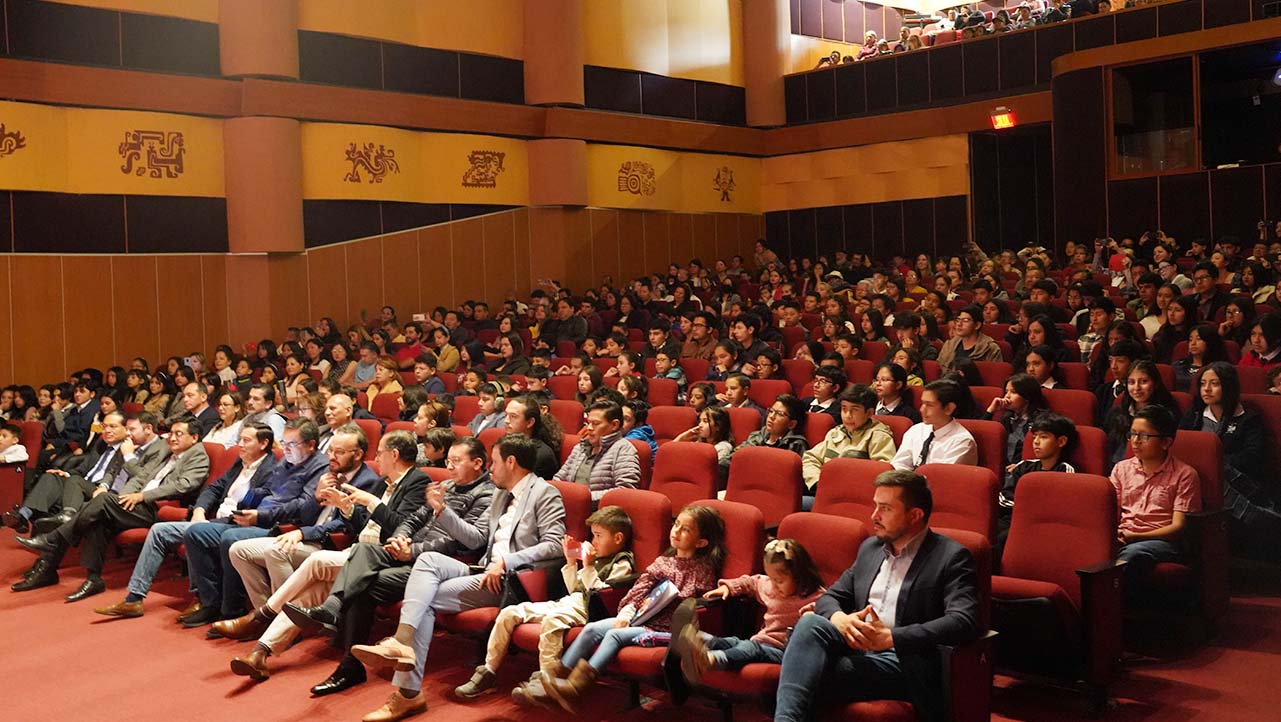 Asistentes entre estudiantes, padres de familia de los pequeños científicos