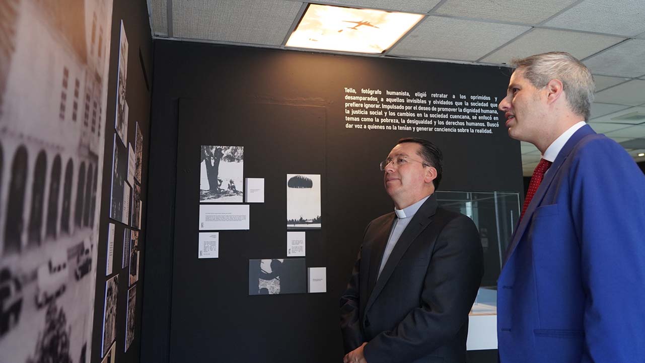 P. Juan Cárdenas junto a Andrea De Santis durante la exposición fotográfica