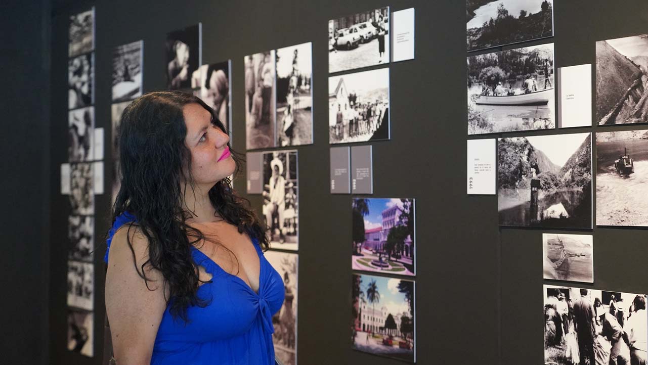 Asistentes aprecian la exposición fotográfica