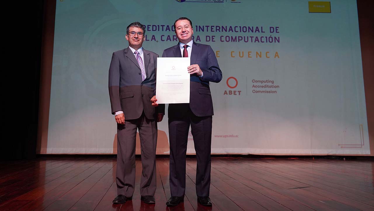 Germán Parra entrega pergamino de la Acreditación por ABET al Rector de la UPS