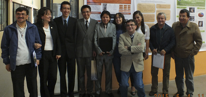 Grupo de estudiantes ganadores de los tres primeros lugares en las dos categorías.