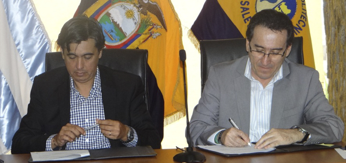 Andres Bayolo y Dr. Fernando Cedeño firmando el convenio interinstitucional