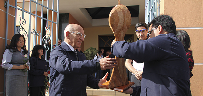 Entrega de las reliquias de Don Bosco por parte del Vicerrector de la sede Cuenca, César Vásquez al Rector, Padre Javier Herrán Gómez.